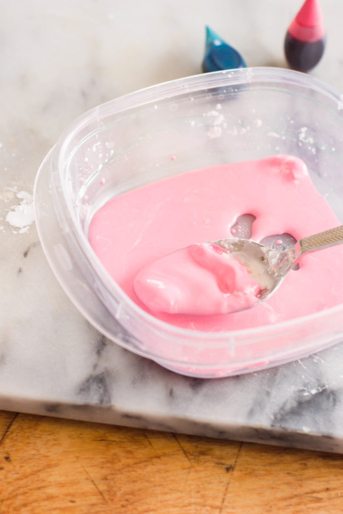 Do your kids love making slime? Then they’ll love making Oobleck! This 2-ingredient, borax-free slime is the perfect rainy-day activity.