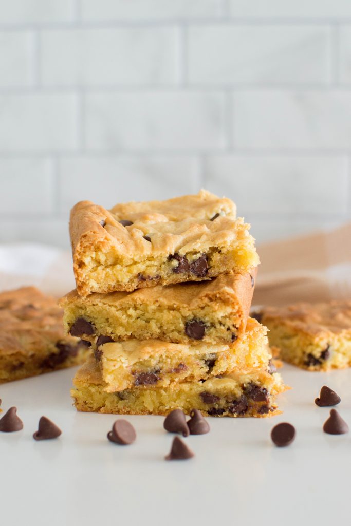 My chocolate chip cookie bars are made with cake mix and vanilla pudding, keeping the bars super moist and adding SUCH a unique flavour profile to them. Check out our recipe for easy-peasy step-by-step instructions!