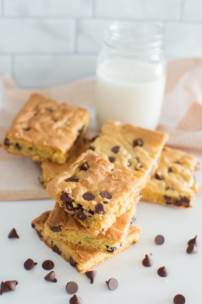 My chocolate chip cookie bars are made with cake mix and vanilla pudding, keeping the bars super moist and adding SUCH a unique flavour profile to them. Check out our recipe for easy-peasy step-by-step instructions!