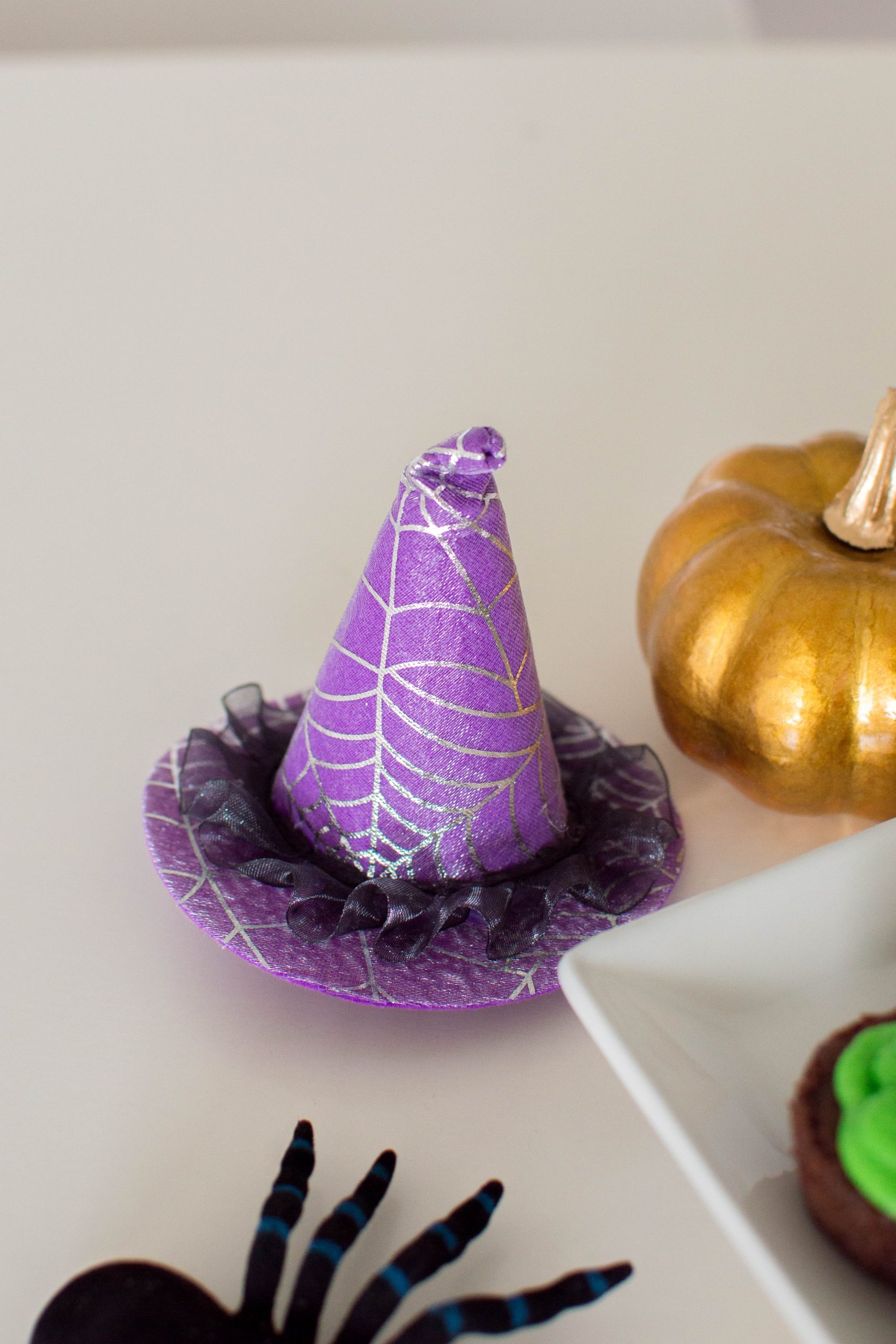 Hocus Pocus 2 is finally released on Disney+ and we’re ecstatic! Check out our thematic desserts that make for the perfect treats for your upcoming Hocus Pocus 2 Watch Party!