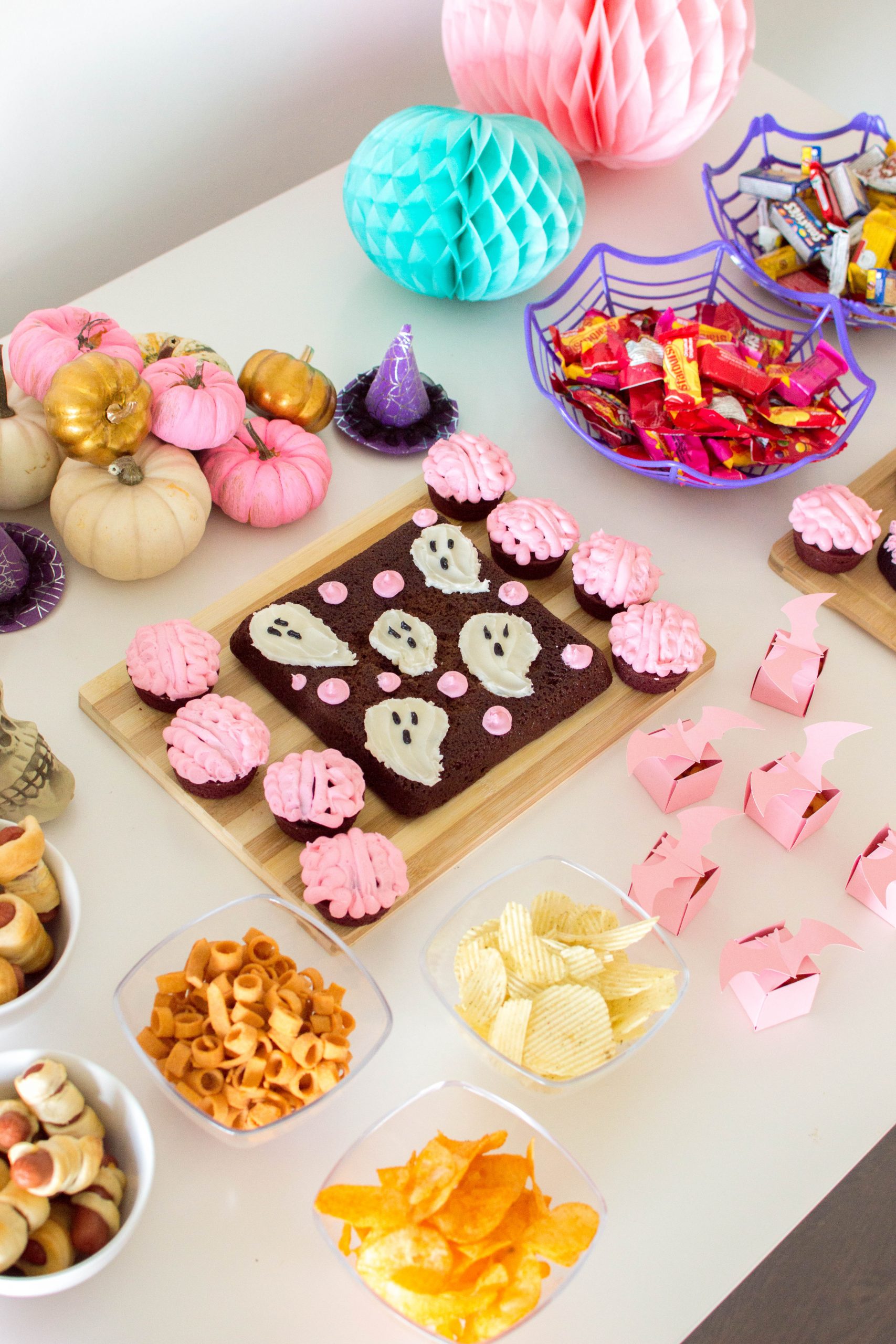 This Pink Halloween Party is one for the books! Check out our latest bash and how I put together the cutest Halloween bash using pink Halloween décor and some Halloween treats!
