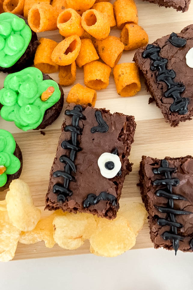 These Spellbook Brownies make for the cutest Halloween desserts! If you’re stuck on what to serve for your upcoming Halloween party, then these brownies are the way to go!