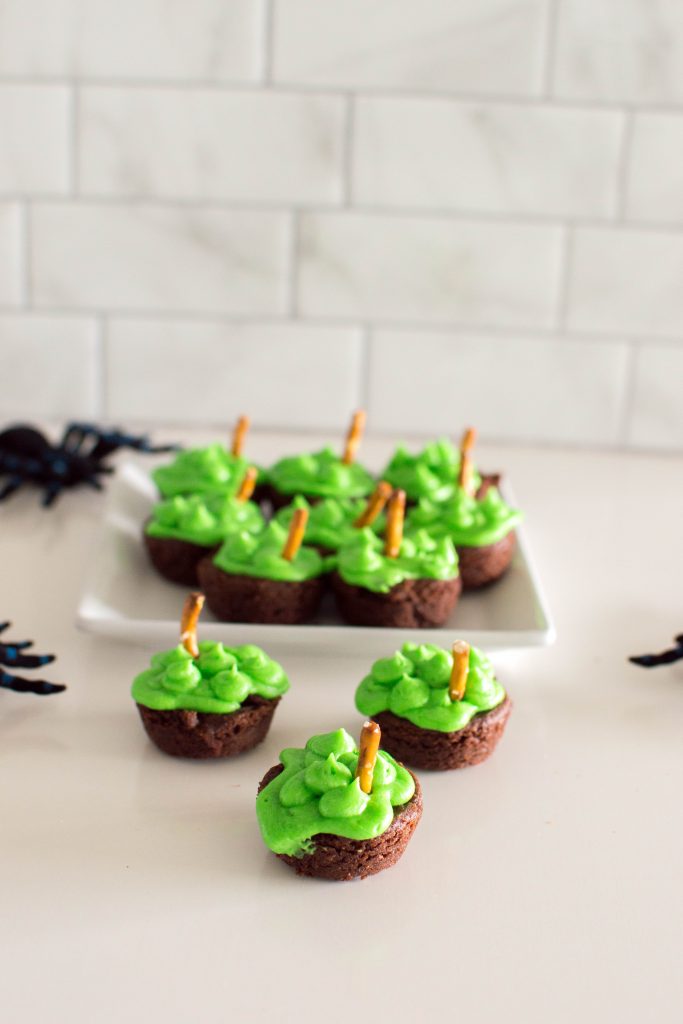 These witch cauldron brownies are PERFECT for your upcoming Halloween bash! They’re very simple to put together, so they’re great for beginner (and budding!) bakers.
