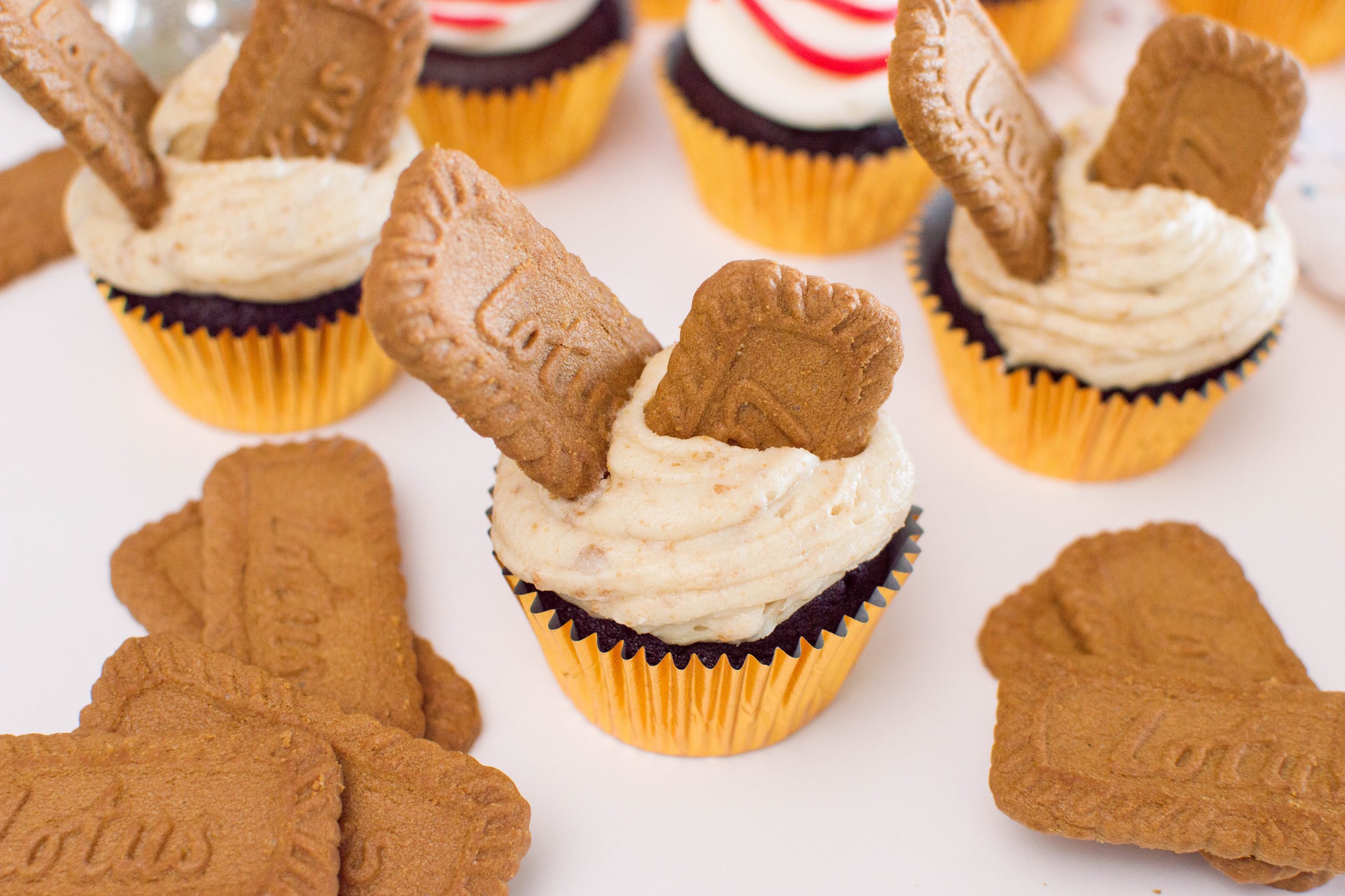If you’re searching for your next best dessert: look no further! These chocolate cupcakes are topped with the most luscious Biscoff buttercream. They’re an absolute delight, and absolutely perfect for anyone with a sweet tooth.