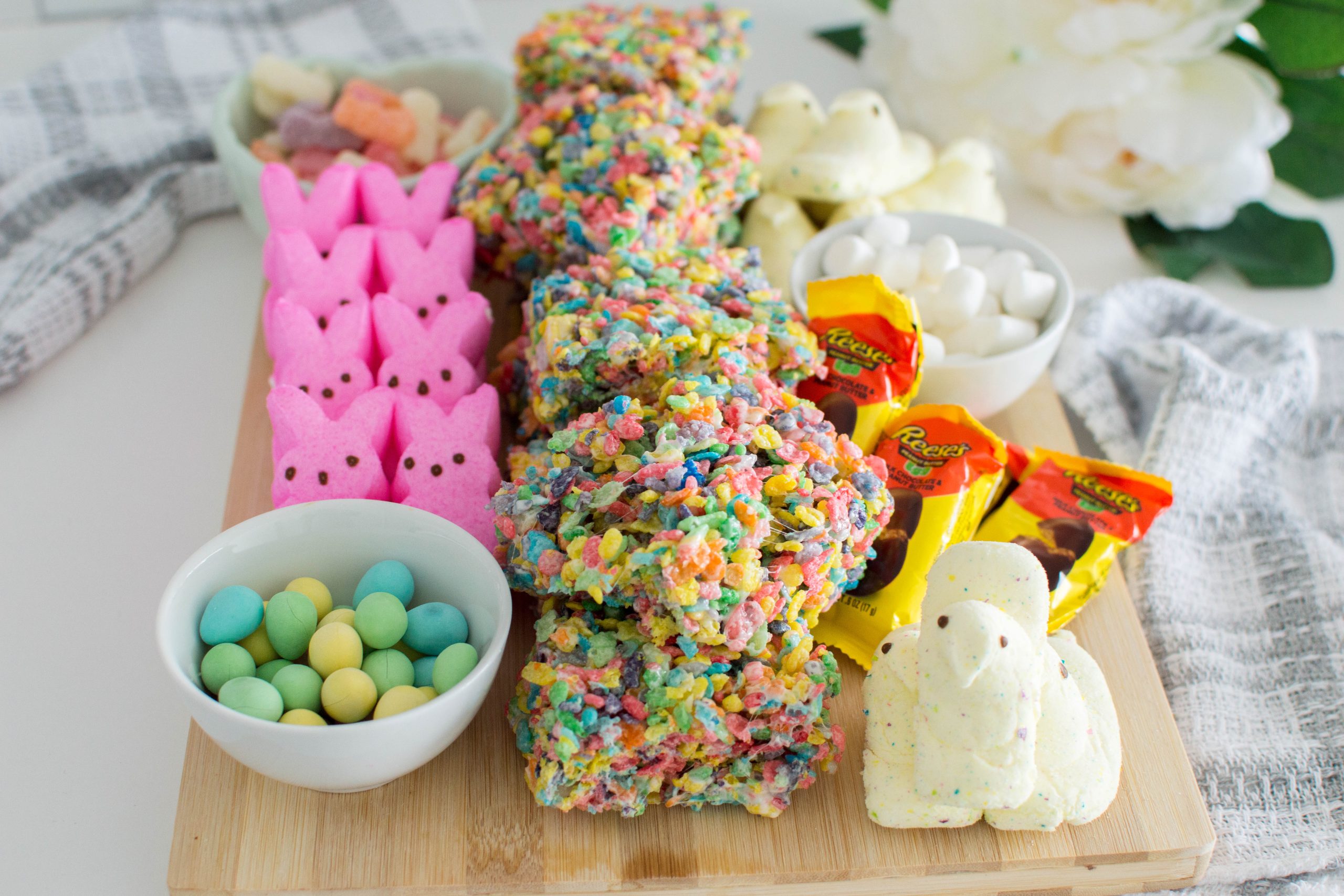 What’s coloful, flavorful, and has ALL the Easter vibes? This Easter Candy Charcuterie Board, of course! Learn how to make a sweet charcuterie board with our surefire Easter-themed tips!